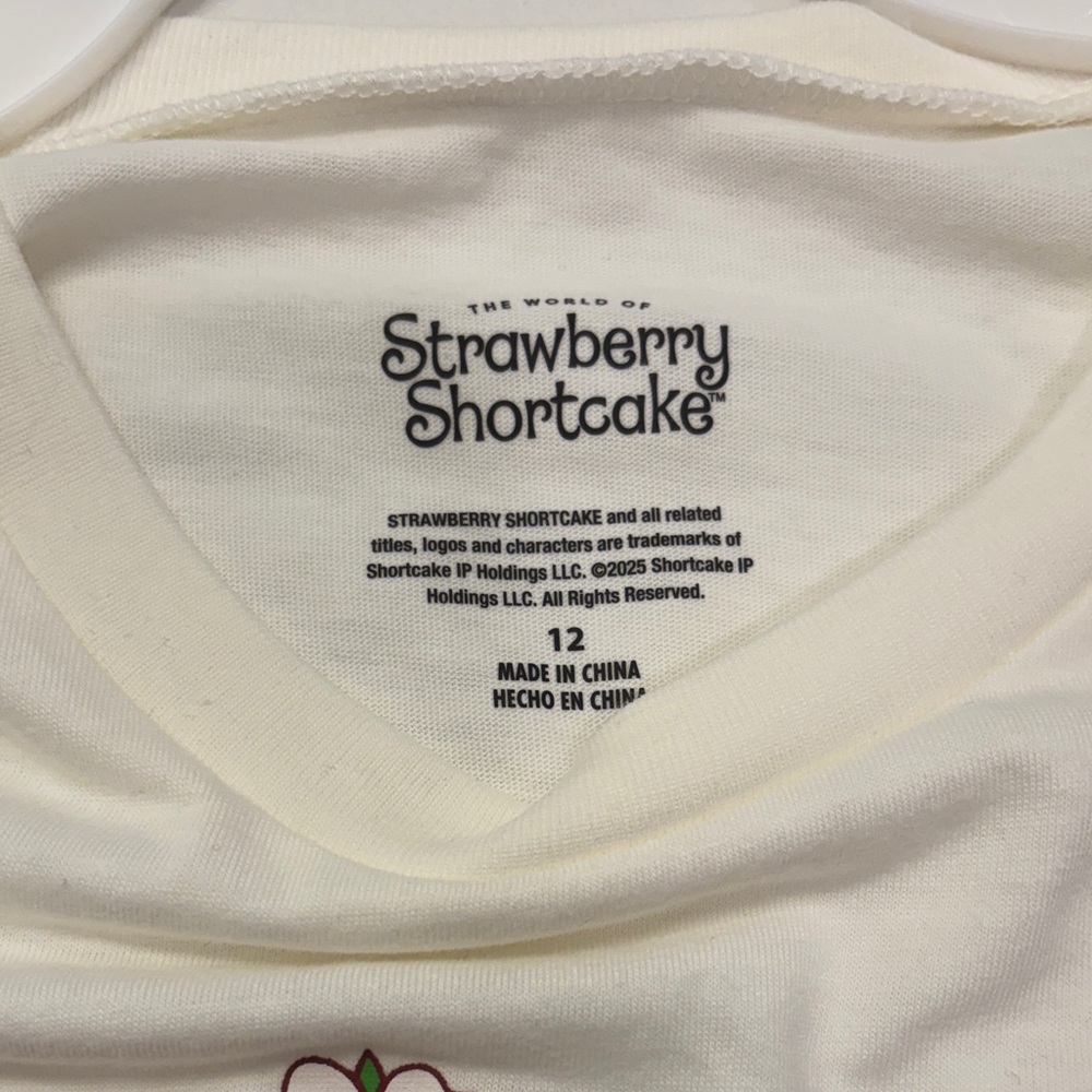 Strawberry shortcake short sleeved Girls T-Shirt with bracelet (NWOT) - Picture 2 of 9
